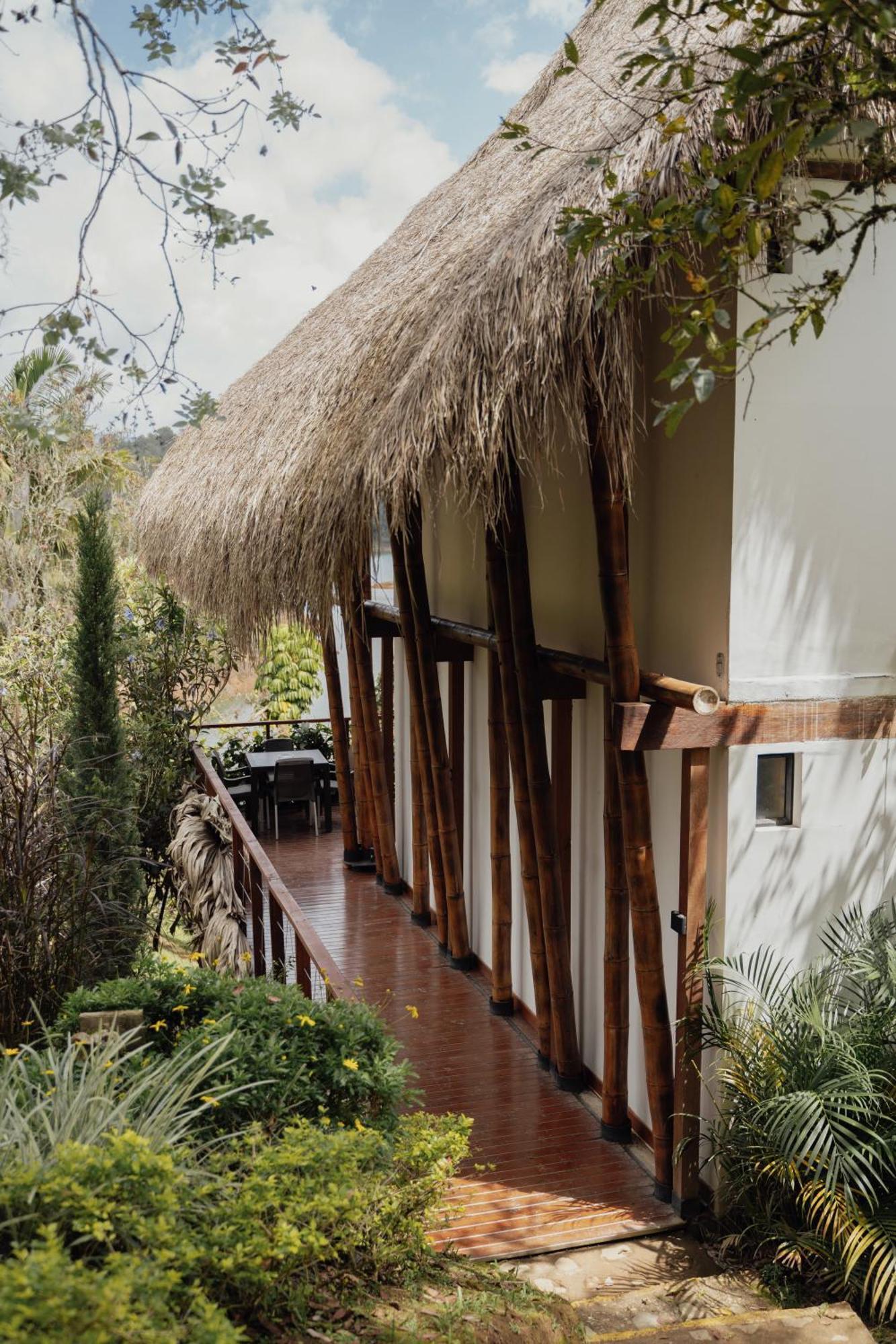 Ibuku Hotel Guatape - Chalets Bagian luar foto