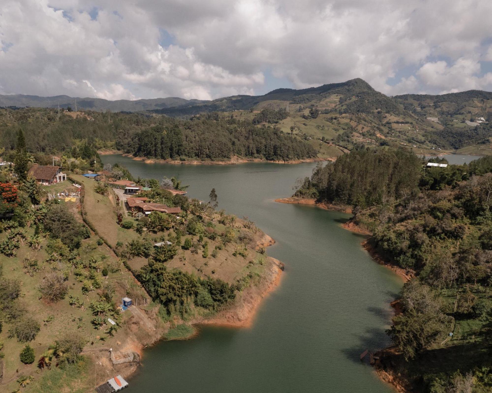 Ibuku Hotel Guatape - Chalets Bagian luar foto